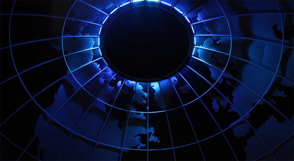 IMAGE: http://i31.photobucket.com/albums/c355/mepunda/CeilingSm1PoTN.jpg