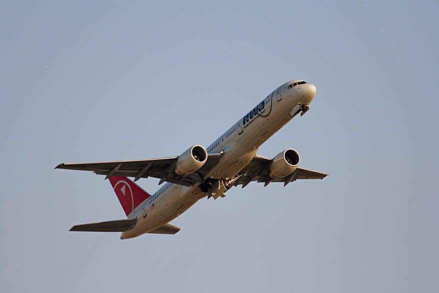 IMAGE: http://i31.photobucket.com/albums/c358/vectorcafe/AIRCRAFT/web_1542.jpg