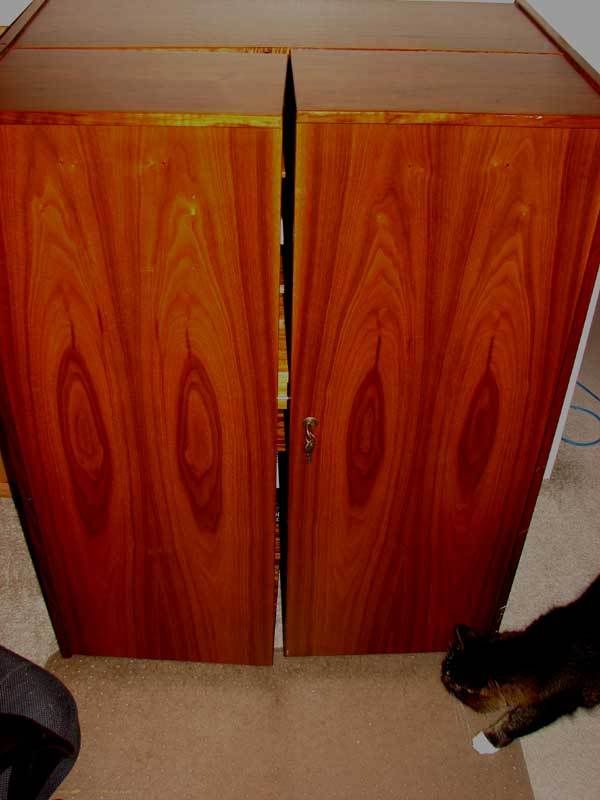 IMAGE: http://i31.photobucket.com/albums/c358/vectorcafe/Desk-Closed.jpg