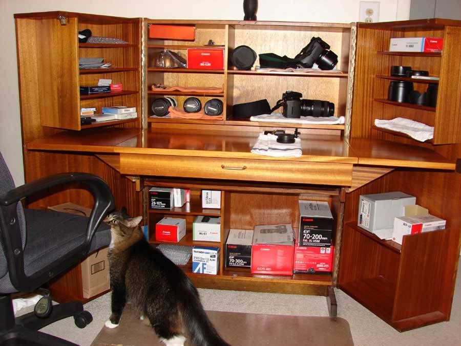 IMAGE: http://i31.photobucket.com/albums/c358/vectorcafe/Desk-OPen.jpg