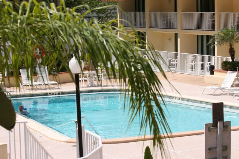 IMAGE: http://i31.photobucket.com/albums/c358/vectorcafe/POOL.jpg