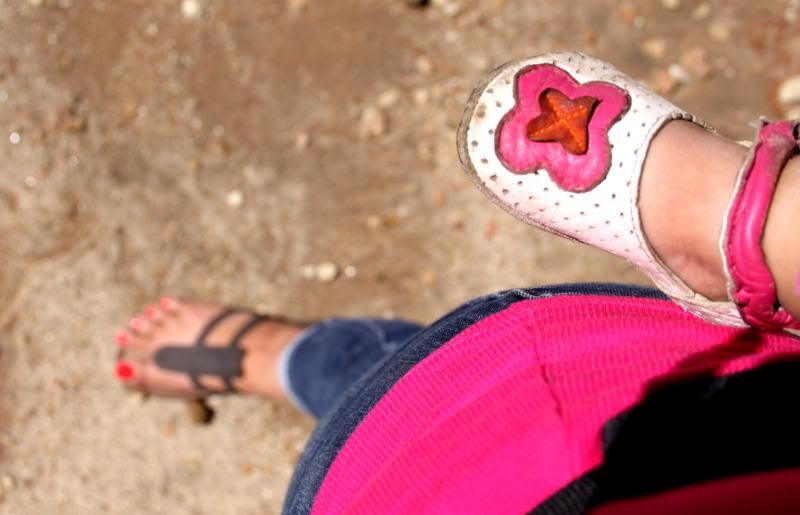 IMAGE: http://i31.photobucket.com/albums/c367/aanule/feet_zps502c555d.jpg