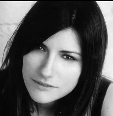 http://i31.photobucket.com/albums/c370/4nd12y/Laura_Pausini_Max1104-3.jpg