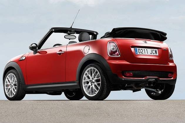 To differentiate it from a normal Mini S convertible the JCW version gets 