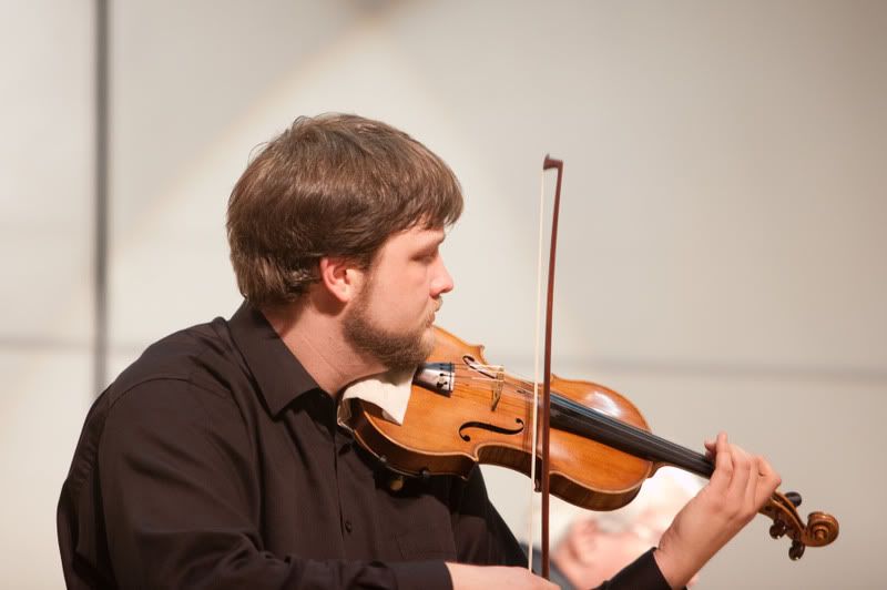 IMAGE: http://i31.photobucket.com/albums/c379/sbastian/IMG_0124_Violinist.jpg