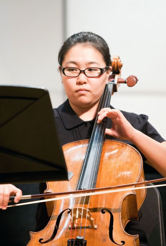 IMAGE: http://i31.photobucket.com/albums/c379/sbastian/IMG_0125_Cellist.jpg