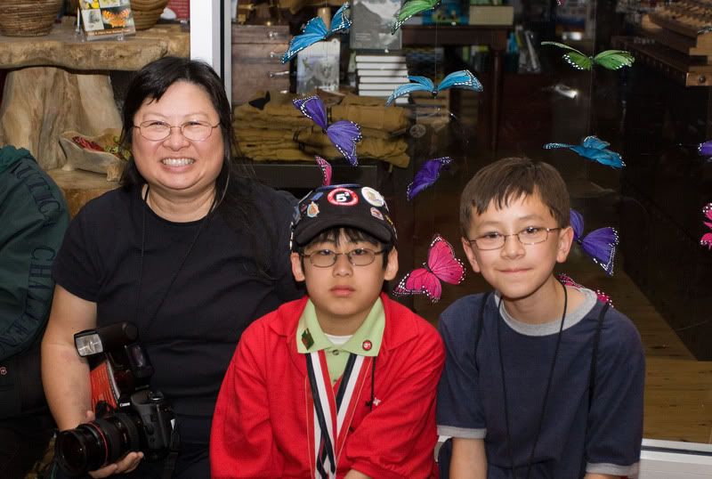 IMAGE: http://i31.photobucket.com/albums/c379/sbastian/IMG_0343SuzieDarrylWuJaredforpress.jpg