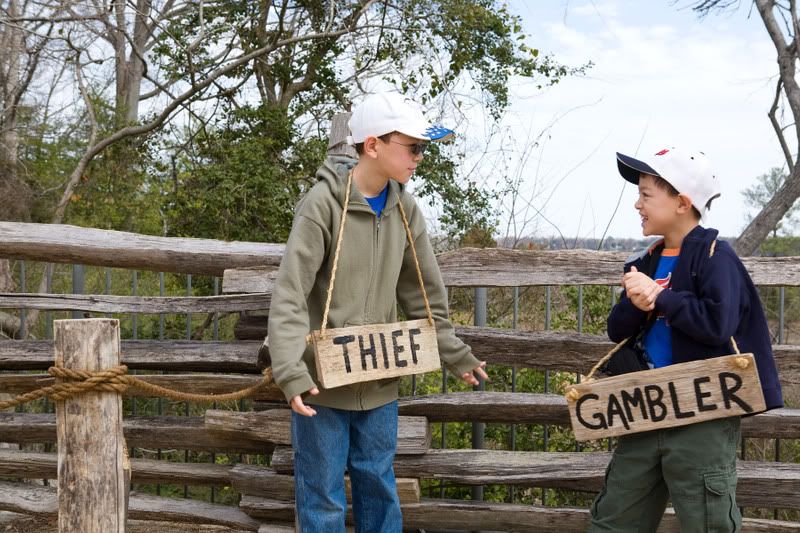 IMAGE: http://i31.photobucket.com/albums/c379/sbastian/IMG_0495_ThiefGambler.jpg