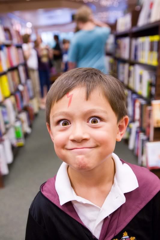 IMAGE: http://i31.photobucket.com/albums/c379/sbastian/IMG_6662_Gregwithscar.jpg