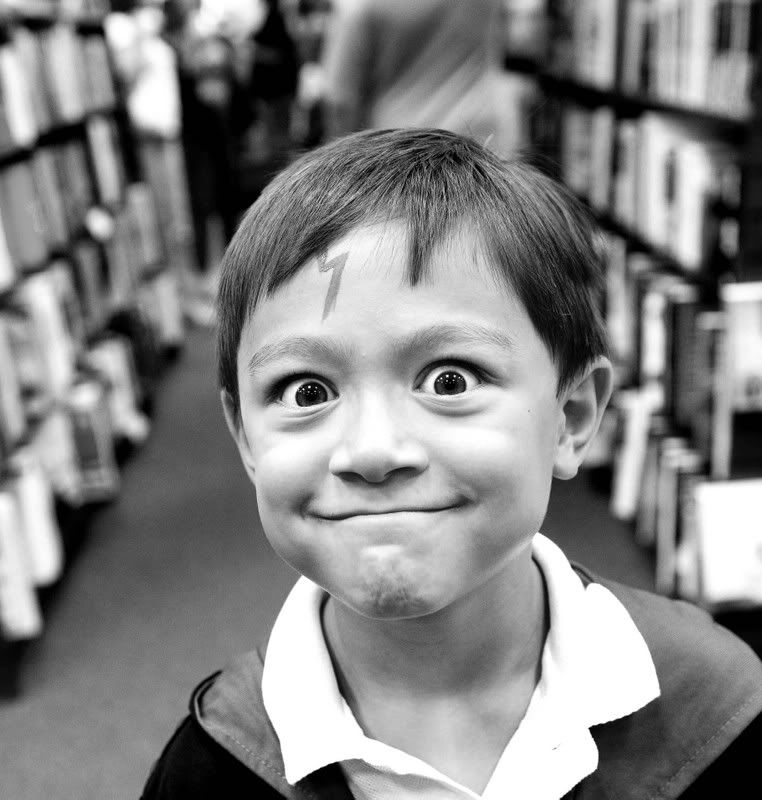 IMAGE: http://i31.photobucket.com/albums/c379/sbastian/IMG_6662_GregwithscarBW.jpg