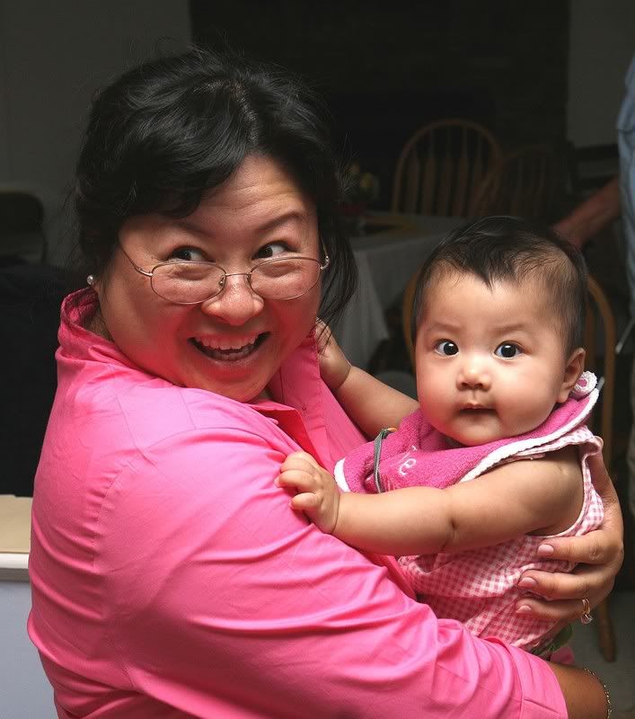 IMAGE: http://i31.photobucket.com/albums/c379/sbastian/IMG_7014_SuzieKaitlyn.jpg