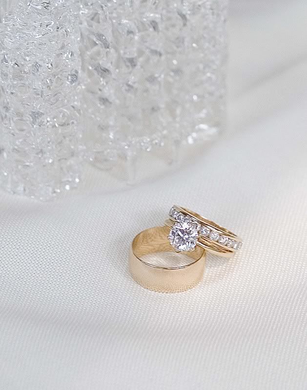 IMAGE: http://i31.photobucket.com/albums/c379/sbastian/IMG_7245_RingCloseUp1.jpg