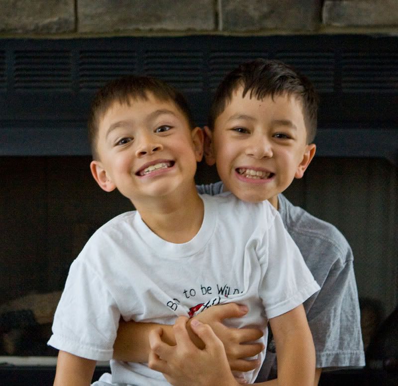 IMAGE: http://i31.photobucket.com/albums/c379/sbastian/IMG_8735GregJared.jpg