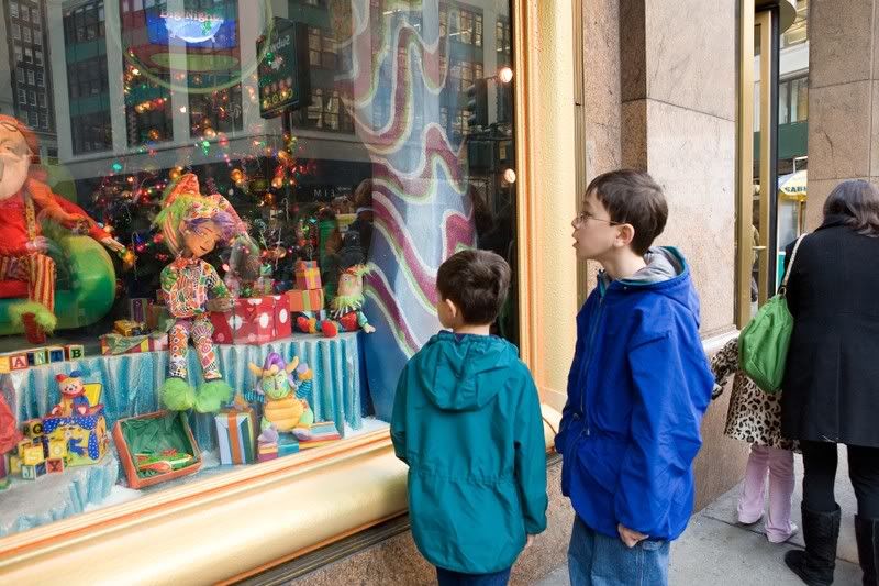 IMAGE: http://i31.photobucket.com/albums/c379/sbastian/IMG_9317_GregJaredatWindow.jpg