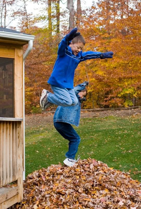 IMAGE: http://i31.photobucket.com/albums/c379/sbastian/JaredGreggyhanging.jpg