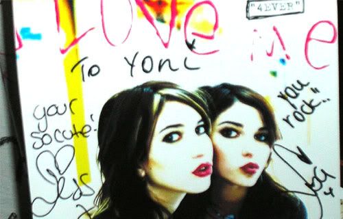 http://i31.photobucket.com/albums/c379/yoni17/Veronicas-Autograph.jpg