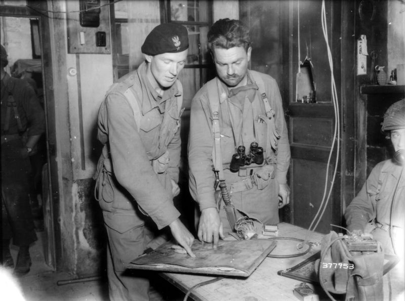 Polish_officer_1AD_Normandy_P011192_zpsjw1fyfr4.jpg