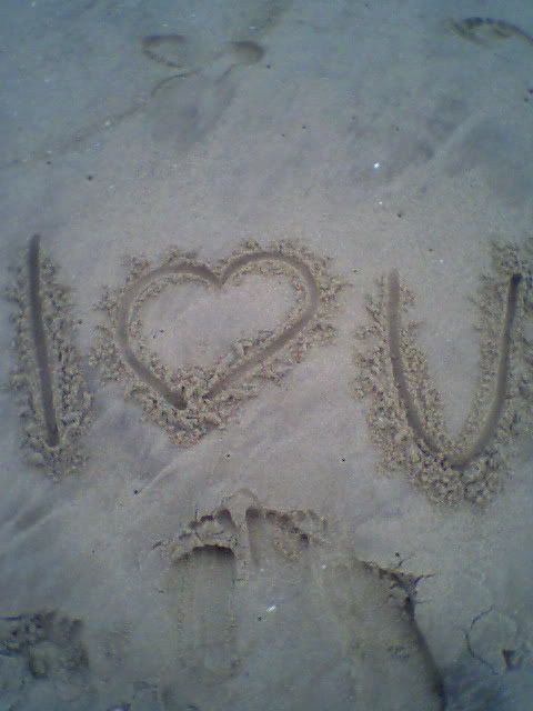 i love u. love you in sand. i love u.